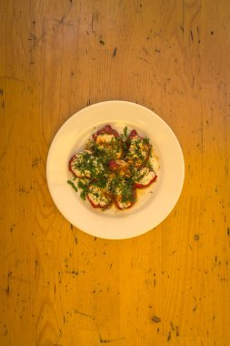 Yeni hazırlanmış yemek / yemek bir restoranda servis edilecek.