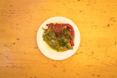 Yeni hazırlanmış yemek / yemek bir restoranda servis edilecek.