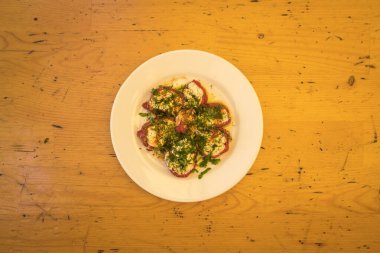 Yeni hazırlanmış yemek / yemek bir restoranda servis edilecek.