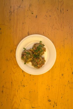 Yeni hazırlanmış yemek / yemek bir restoranda servis edilecek.