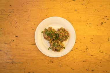 Yeni hazırlanmış yemek / yemek bir restoranda servis edilecek.