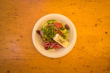 Yeni hazırlanmış yemek / yemek bir restoranda servis edilecek.