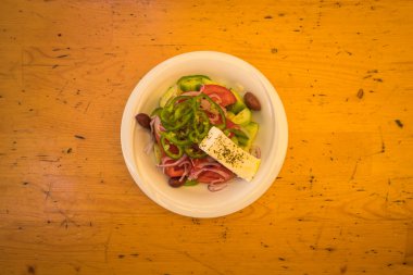 Yeni hazırlanmış yemek / yemek bir restoranda servis edilecek.