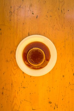 Yeni hazırlanmış yemek / yemek bir restoranda servis edilecek.