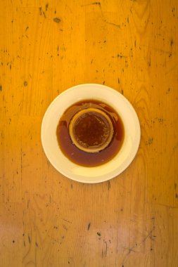 Yeni hazırlanmış yemek / yemek bir restoranda servis edilecek.