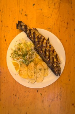 Yeni hazırlanmış yemek / yemek bir restoranda servis edilecek.