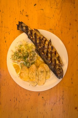 Yeni hazırlanmış yemek / yemek bir restoranda servis edilecek.