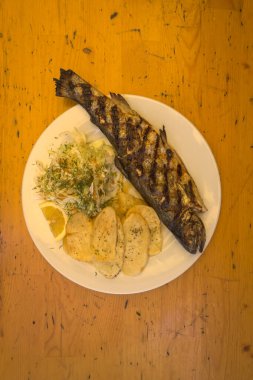 Yeni hazırlanmış yemek / yemek bir restoranda servis edilecek.