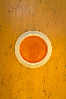 Yeni hazırlanmış yemek / yemek bir restoranda servis edilecek.