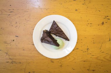 Yeni hazırlanmış yemek / yemek bir restoranda servis edilecek.