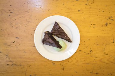 Yeni hazırlanmış yemek / yemek bir restoranda servis edilecek.