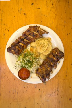 Yeni hazırlanmış yemek / yemek bir restoranda servis edilecek.