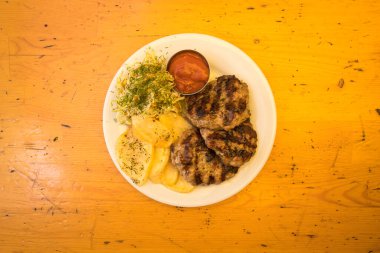 Yeni hazırlanmış yemek / yemek bir restoranda servis edilecek.