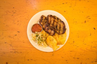 Yeni hazırlanmış yemek / yemek bir restoranda servis edilecek.