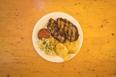 Yeni hazırlanmış yemek / yemek bir restoranda servis edilecek.