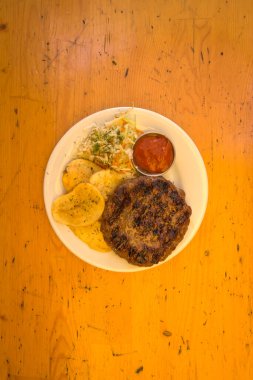 Yeni hazırlanmış yemek / yemek bir restoranda servis edilecek.