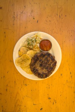 Yeni hazırlanmış yemek / yemek bir restoranda servis edilecek.