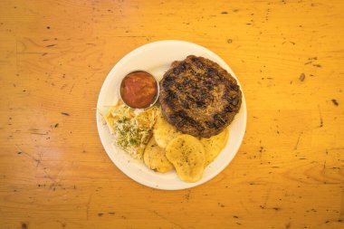 Yeni hazırlanmış yemek / yemek bir restoranda servis edilecek.