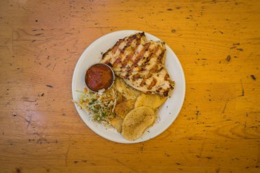 Yeni hazırlanmış yemek / yemek bir restoranda servis edilecek.