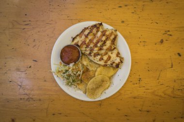 Yeni hazırlanmış yemek / yemek bir restoranda servis edilecek.