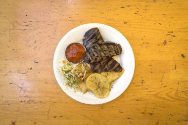 Yeni hazırlanmış yemek / yemek bir restoranda servis edilecek.