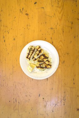 Yeni hazırlanmış yemek / yemek bir restoranda servis edilecek.