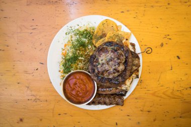 Yeni hazırlanmış yemek / yemek bir restoranda servis edilecek.