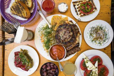 Yeni hazırlanmış yemek / yemek bir restoranda servis edilecek.