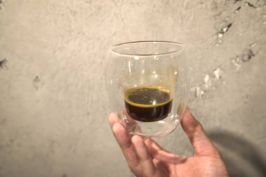 Yeni hazırlanmış yemek / yemek bir restoranda servis edilecek.