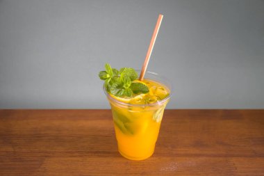 Lokantada yeni hazırlanmış içecek.