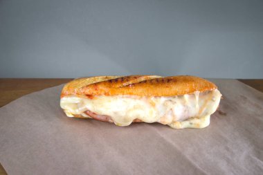 Yeni hazırlanmış yemek / yemek bir restoranda servis edilecek.