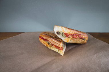 Yeni hazırlanmış yemek / yemek bir restoranda servis edilecek.