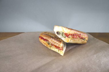 Yeni hazırlanmış yemek / yemek bir restoranda servis edilecek.