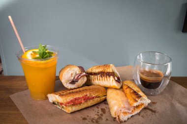 Yeni hazırlanmış yemek / yemek bir restoranda servis edilecek.