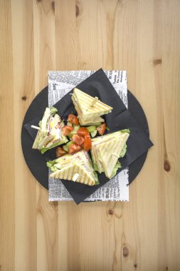 Yeni hazırlanmış yemek / yemek bir restoranda servis edilecek.