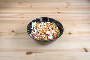 Yeni hazırlanmış yemek / yemek bir restoranda servis edilecek.