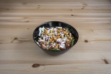 Yeni hazırlanmış yemek / yemek bir restoranda servis edilecek.