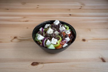 Yeni hazırlanmış yemek / yemek bir restoranda servis edilecek.