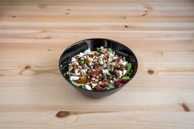 Yeni hazırlanmış yemek / yemek bir restoranda servis edilecek.