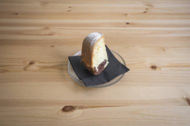 Yeni hazırlanmış yemek / yemek bir restoranda servis edilecek.