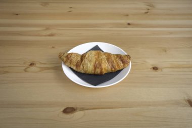 Yeni hazırlanmış yemek / yemek bir restoranda servis edilecek.