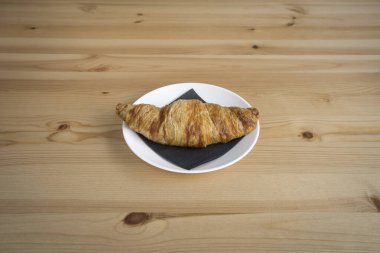 Yeni hazırlanmış yemek / yemek bir restoranda servis edilecek.