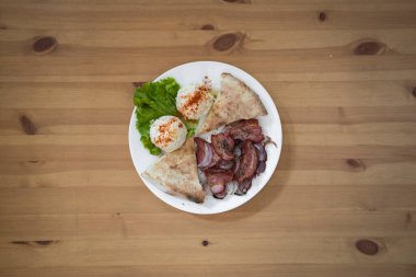 Yeni hazırlanmış yemek / yemek bir restoranda servis edilecek.