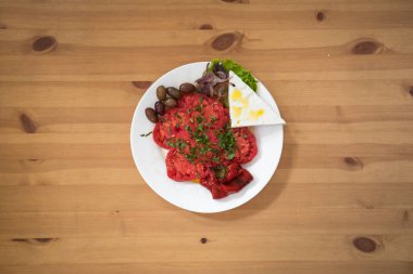 Yeni hazırlanmış yemek / yemek bir restoranda servis edilecek.