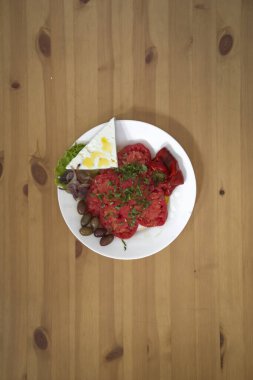 Yeni hazırlanmış yemek / yemek bir restoranda servis edilecek.