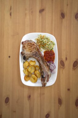 Yeni hazırlanmış yemek / yemek bir restoranda servis edilecek.