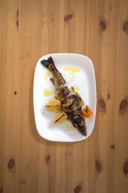 Yeni hazırlanmış yemek / yemek bir restoranda servis edilecek.