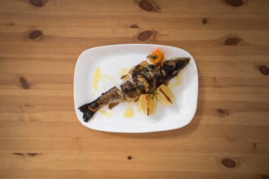 Yeni hazırlanmış yemek / yemek bir restoranda servis edilecek.