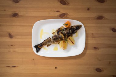 Yeni hazırlanmış yemek / yemek bir restoranda servis edilecek.