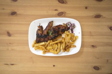 Yeni hazırlanmış yemek / yemek bir restoranda servis edilecek.